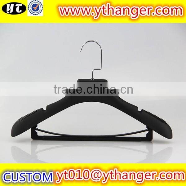 YY0444 black rubber paint clothes hanger with clips plastic hanger for coat