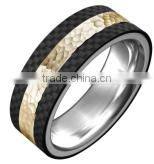 Fashion 8mm Mens rings gold plating carbon fiber band hammer finish titanium ring