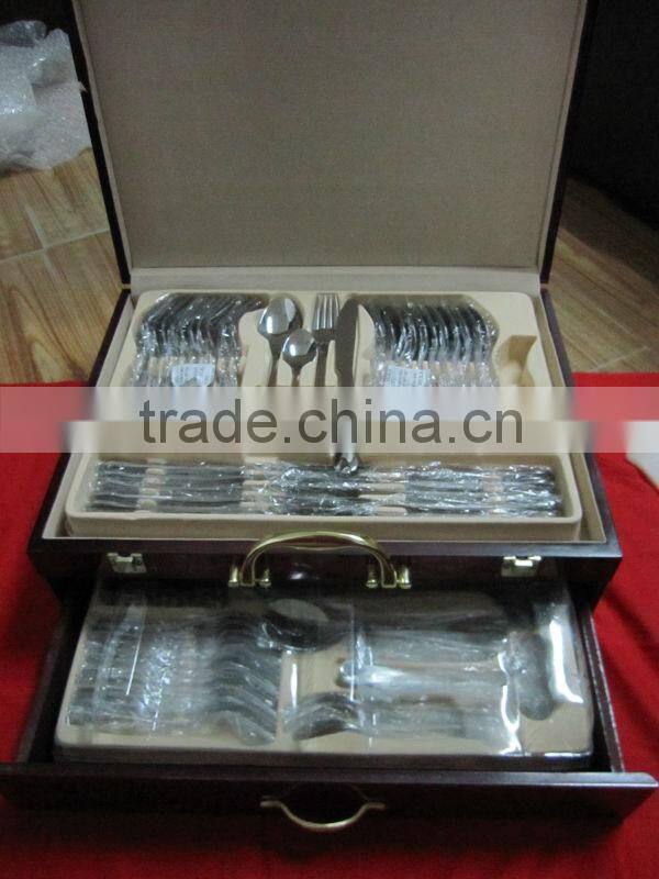 Plastic handle stainless steel cutlery set