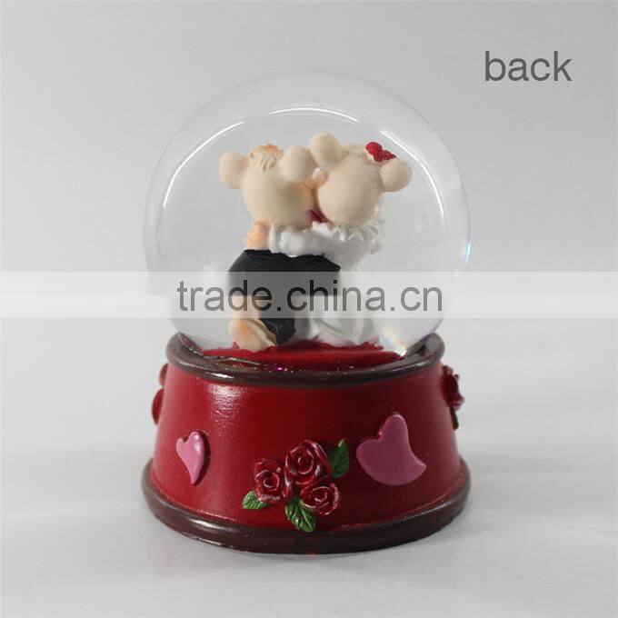Polyresin Wedding snow globe