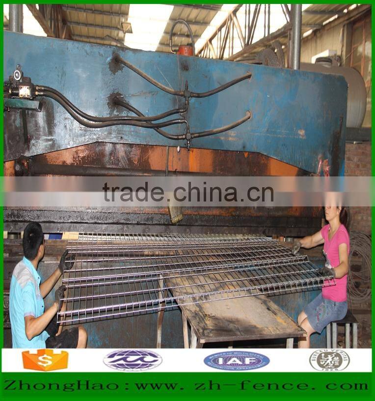 Factory direct sale powder coated triangle bending fence / peach shape post fence