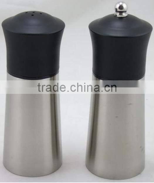 Salt and pepper shaker crute set