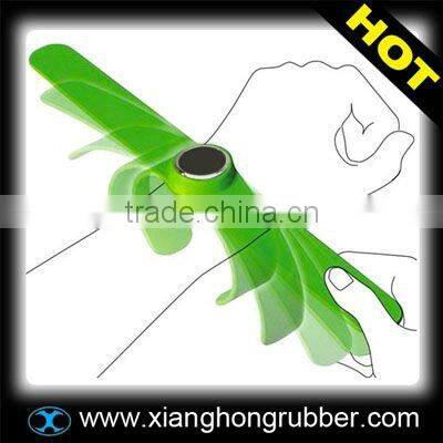 latest promotional silicone slap bracelet