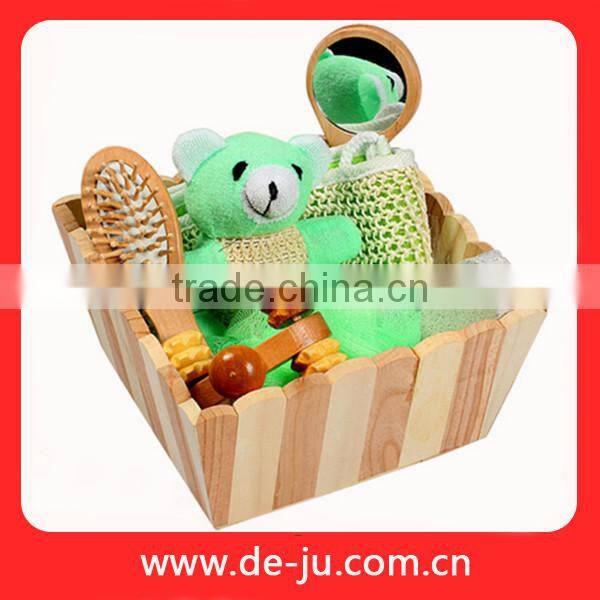 Bear Scrubber Sponge Comb Bath Set In Wood Bucket