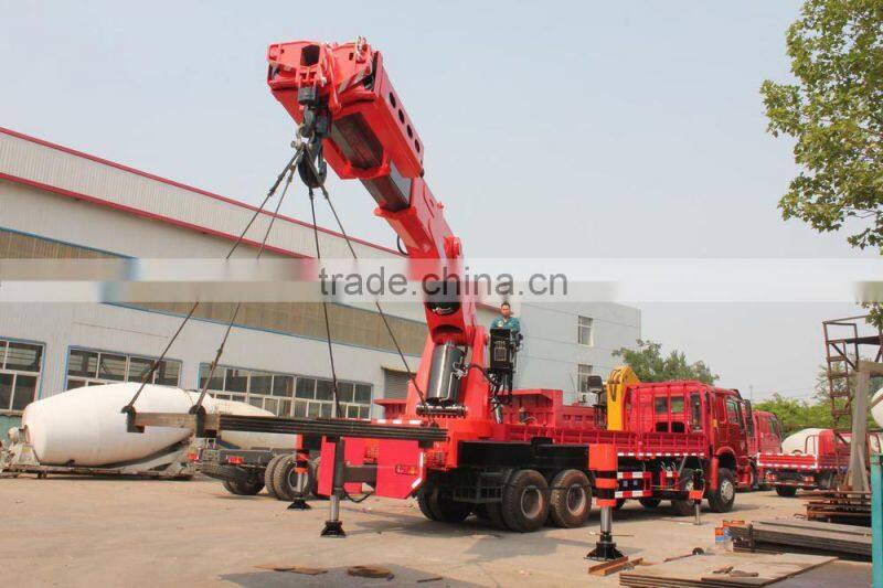 howo 8*4 70T crane truck gets up with the heavy and transport vehicle truck with loading crane