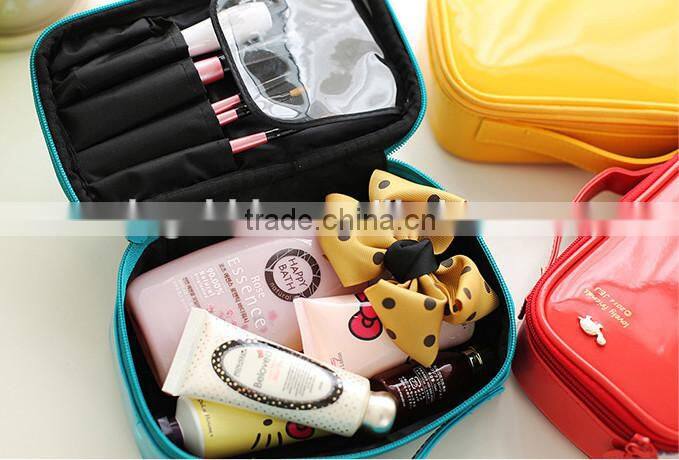 Practical high-capacity portable cosmetic bag