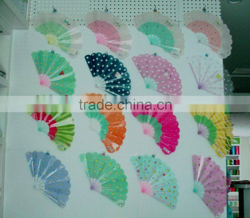 2015 new design advertising poromotional plastic fan/plastic advertising hand fan stand