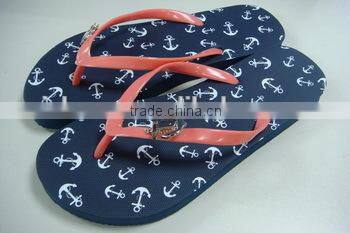hot selling printed beach rubber flipflops with metal decoration