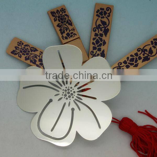 Note shape metal bookmark with tassels for christmas days