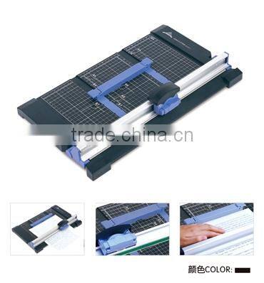 Rotary paper trimmer with straight blade