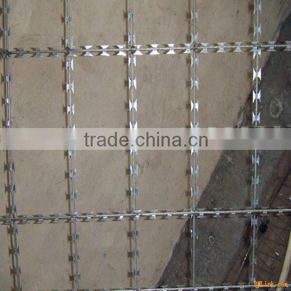 alibaba china Anping xiongmai galvanized razor barbed wire fence