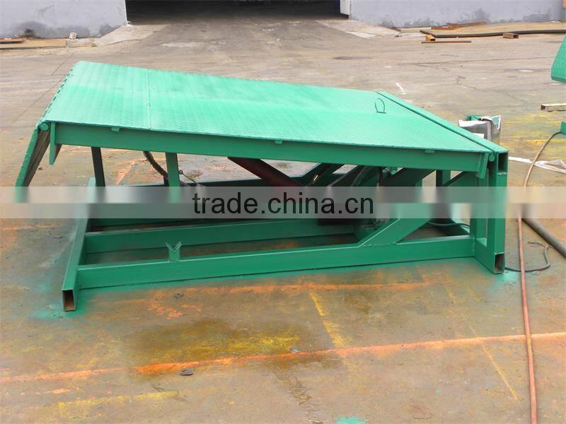 Hydraulic Loading Ramp For Working In The Warehouse