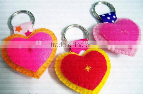 China 2017 hot sale high quality new products graphic design home decoration wholesale promotion felt heart shaped keychain
