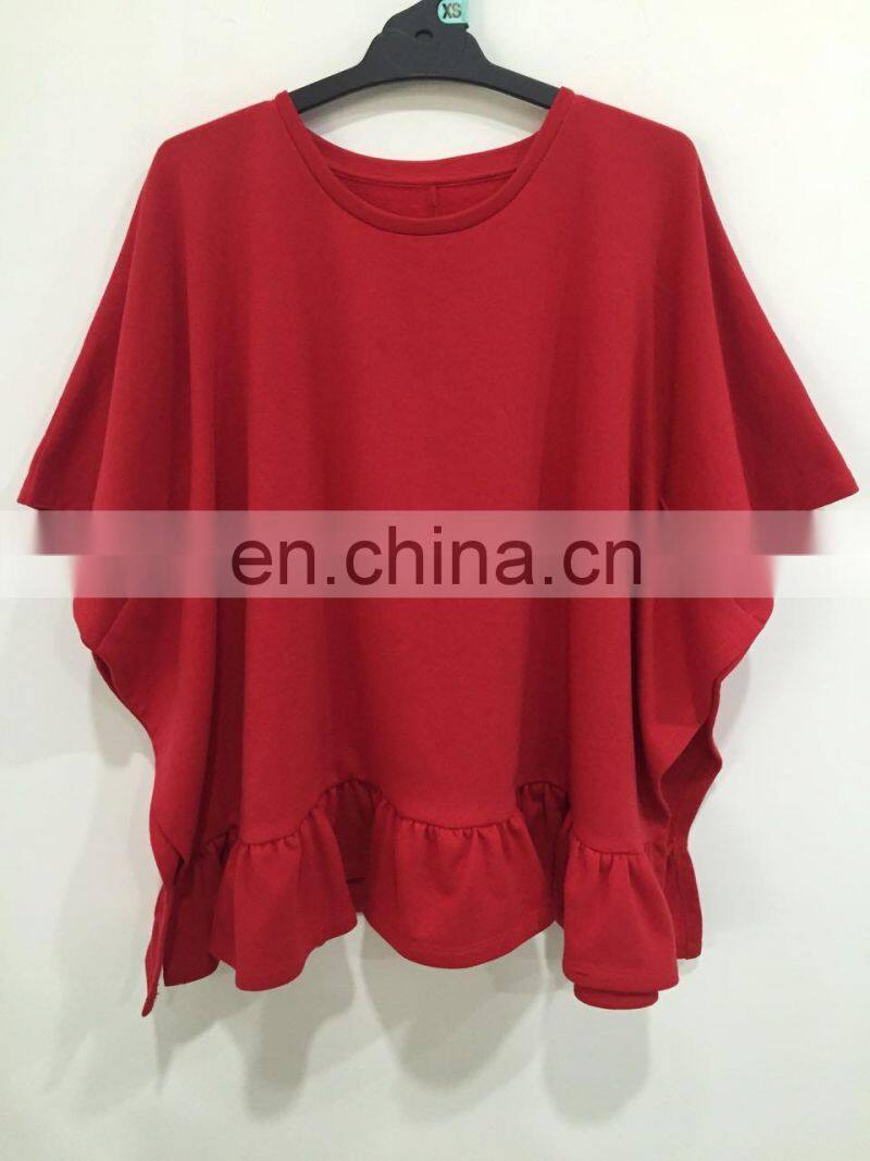 The bat sleeve fork poised under terry fabric jogging top