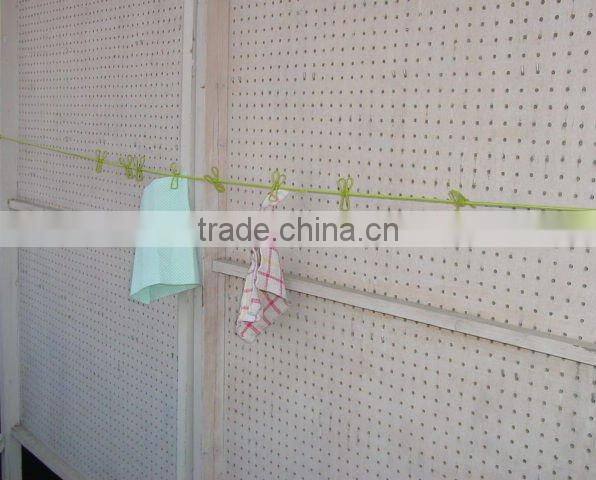 The green elastic clothes line with clips