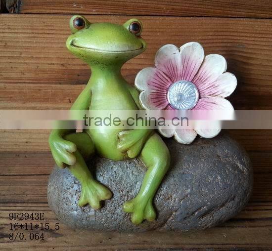 polyresin solar garden frog ornament