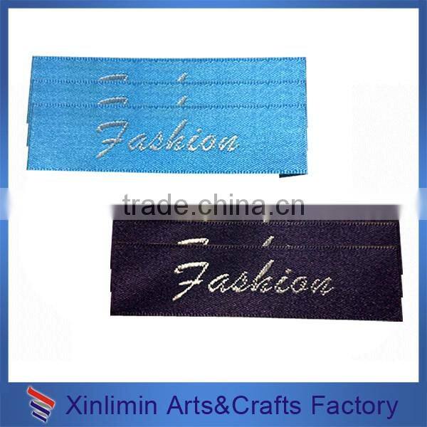 High quality low MOQ woven charm clothing label