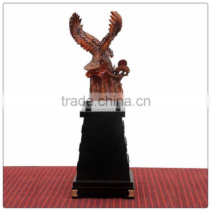 Hot selling wooden color resin eagle statue ,out door big eagle statue for business gifts