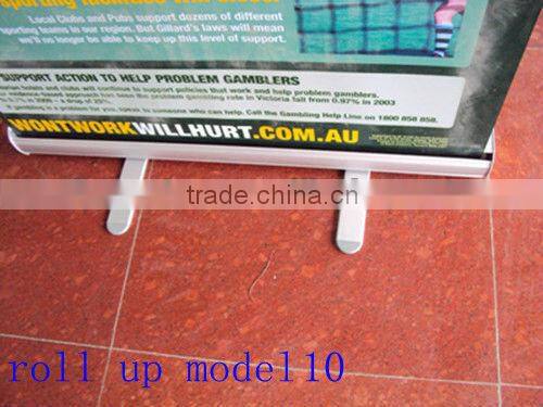 Economic retractable standing roll up banner stand