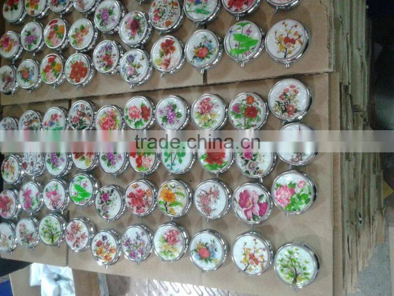 Exquisite Fashion Portable Round Pill Box With Crystal And Epoxy Coating On The Lid