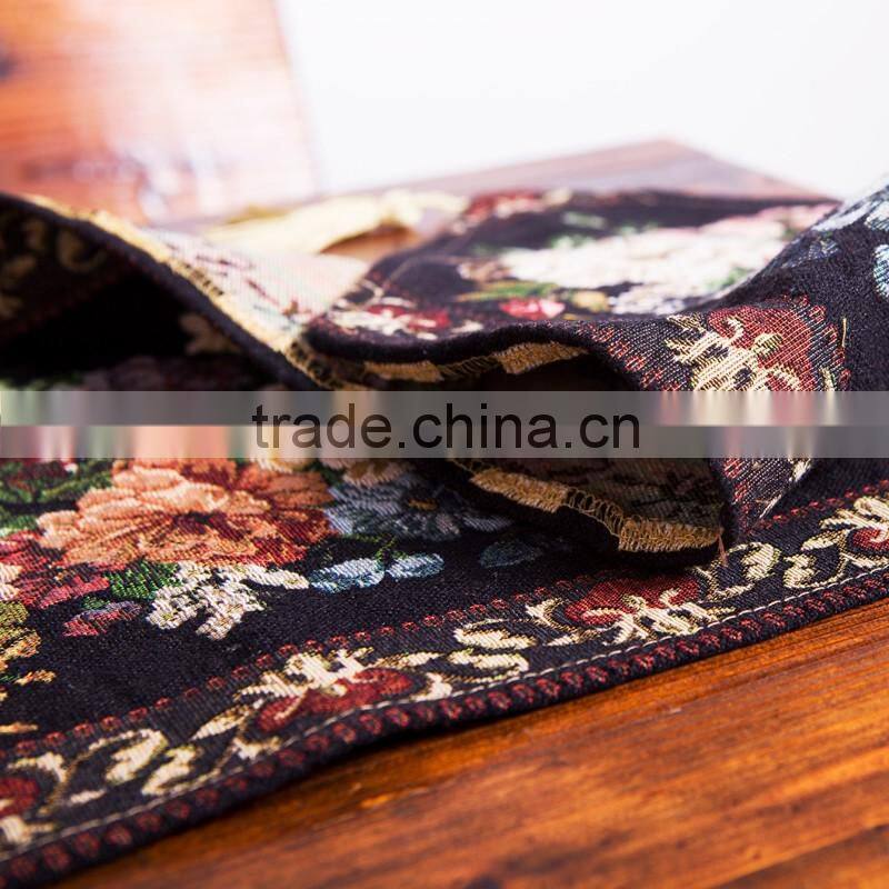 PLUS Polyester table runner with tassels