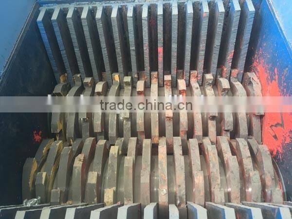 Solid waste shredding machine