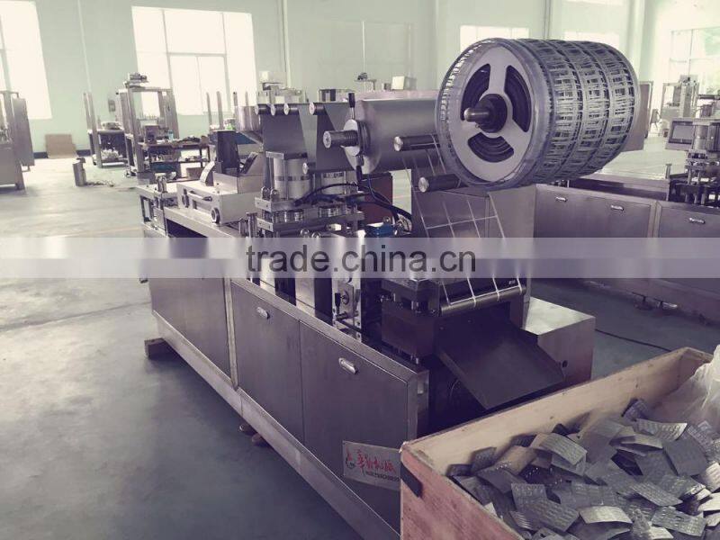 TWO DIFFERENT COLORS MEDICINE FEEDING BLISTER PACKING MACHINE