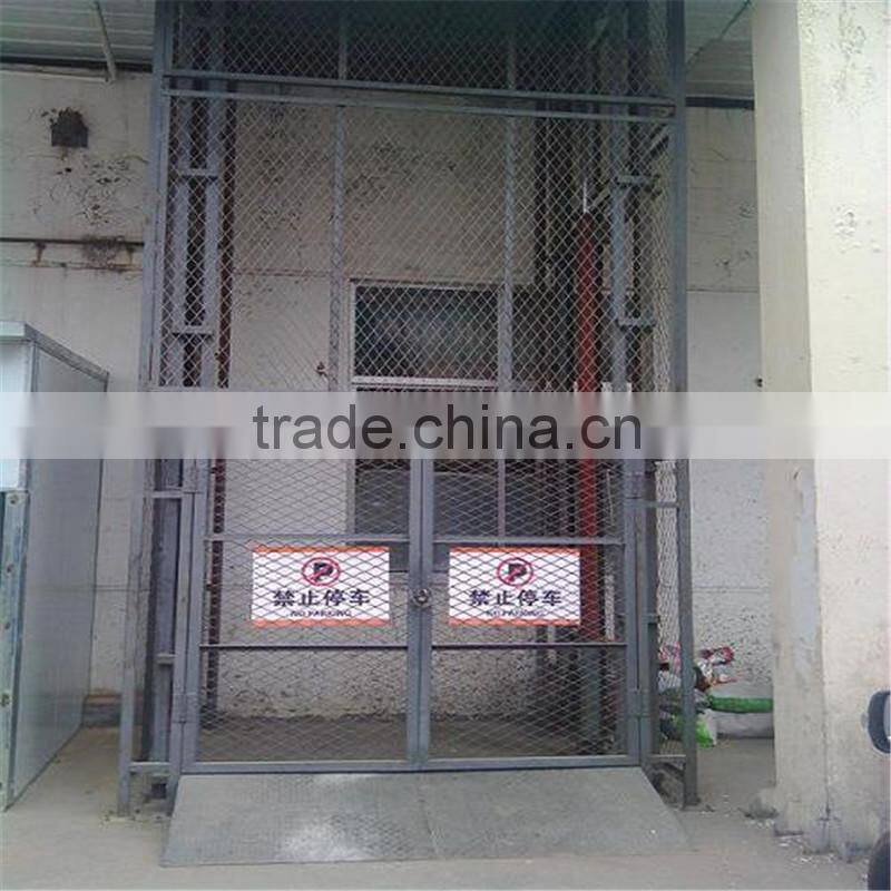 Manual platform lift/elevator vertical cargo lift/wall mounted hydraulic warehouse cargo lift