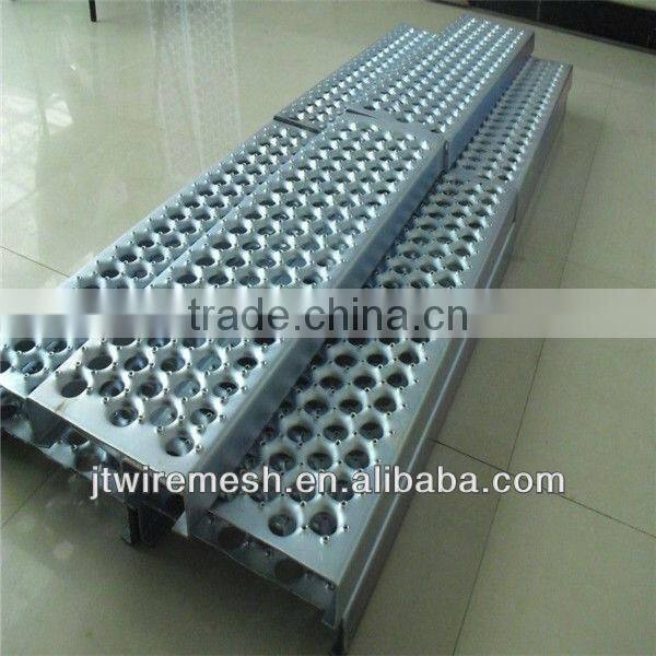 hot sale and sample free galvanized checkered plate/checker plate specification with all kinds of hole shape(China Manufacturer)
