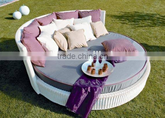 Fashionable Garden White Round Rattan Daybed