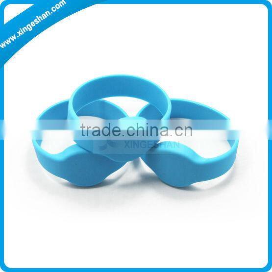 Adjustable HF round tag charm bracelet with custom charm