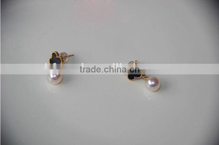 7.5-8 mm Akoya pearl earring