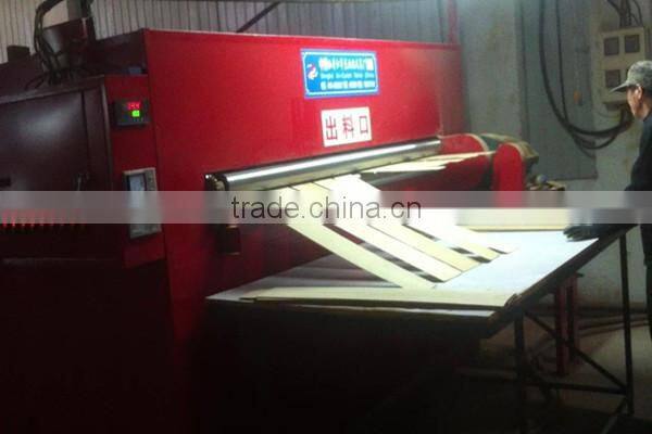 Wood veneer slicing machine