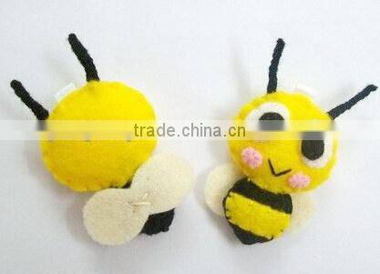 New products hot selling wholesale alibaba mini insect key ring promotional gift craft cute felt bee keychain made in China