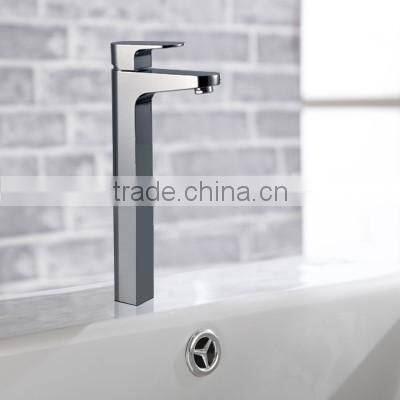 Fashionable Long Neck Chrome Finishing Bath Tap