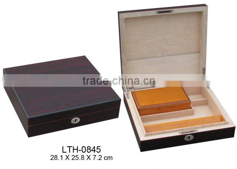 Custom wooden cigar container