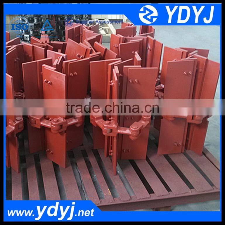 Slat conveyor chain with high precision