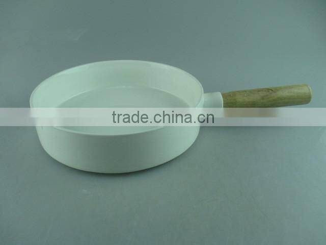 Eco-friendly stocked porcelain white pan with wooden handle