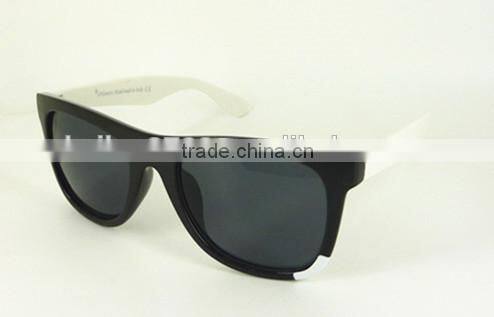 China OEM New Fashion Spectacles Plain Simple Spectacle with Color Film