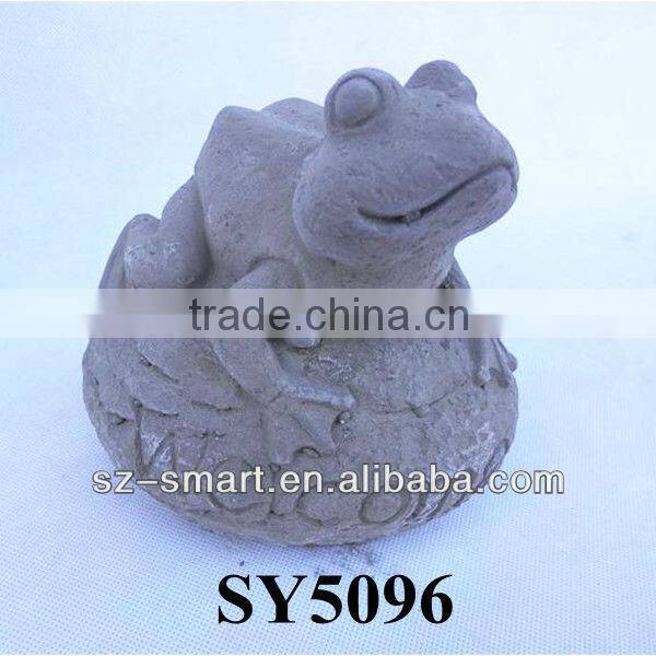 Cement garden frog aniaml statue