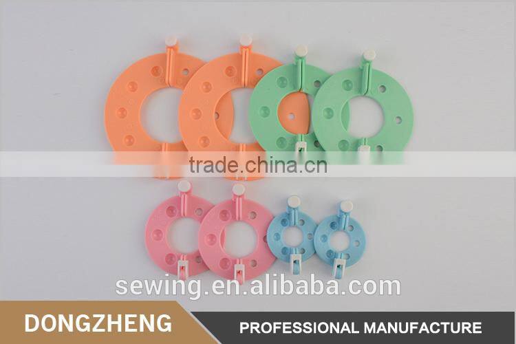 Multicolored plastic knitting tool flutty yarn accessory pom pom maker