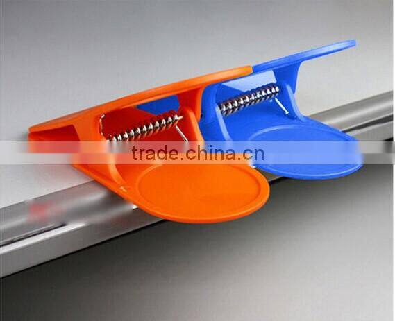 Hot Sale Practical Colourful Table Cup Holder Clip With Plastic