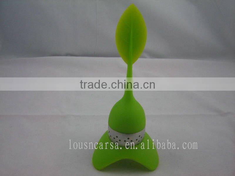 Stainless steel tea strainer with silicone handle
