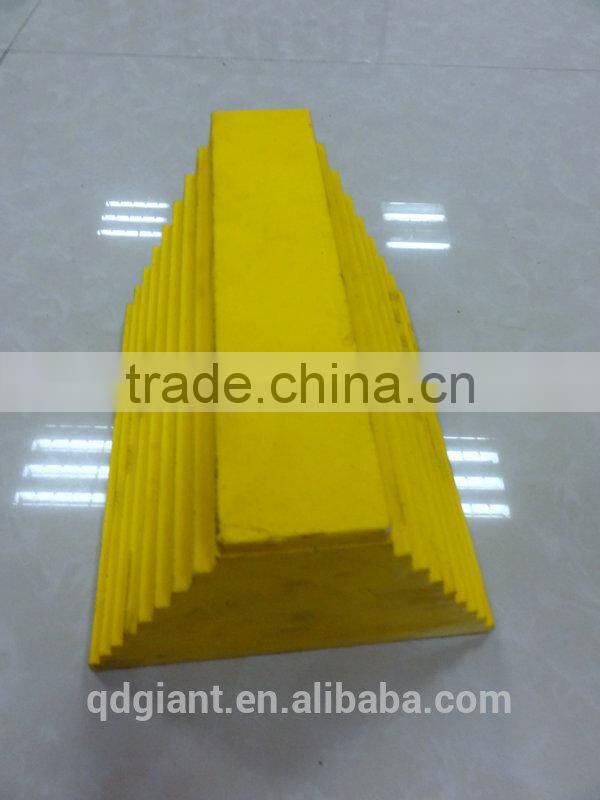 yellow color PU Pyramid wheel Chocks with chain 1.8KG