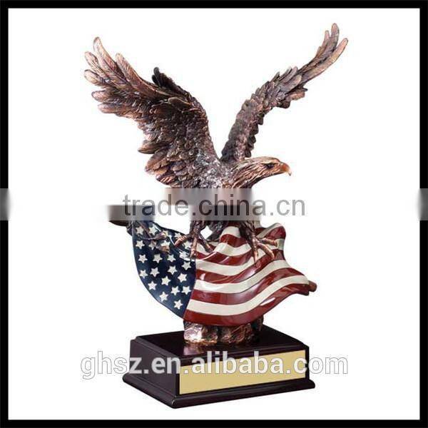 Custom trade assurance resin american eagle flag sculpture award trophy