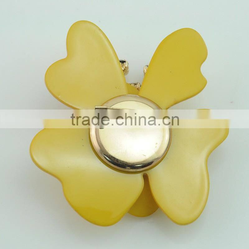 Competitive price at high quality plastic flower resin yellow cubic brooches