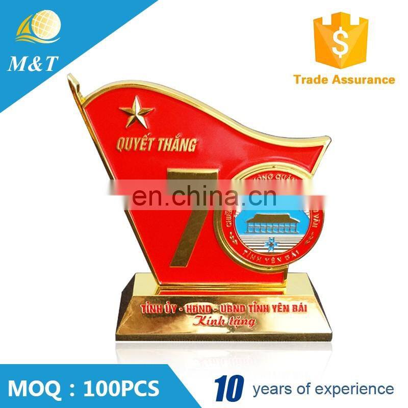 Custom cheap metal sports souvenir medal and trophy holder china new medals and trophies