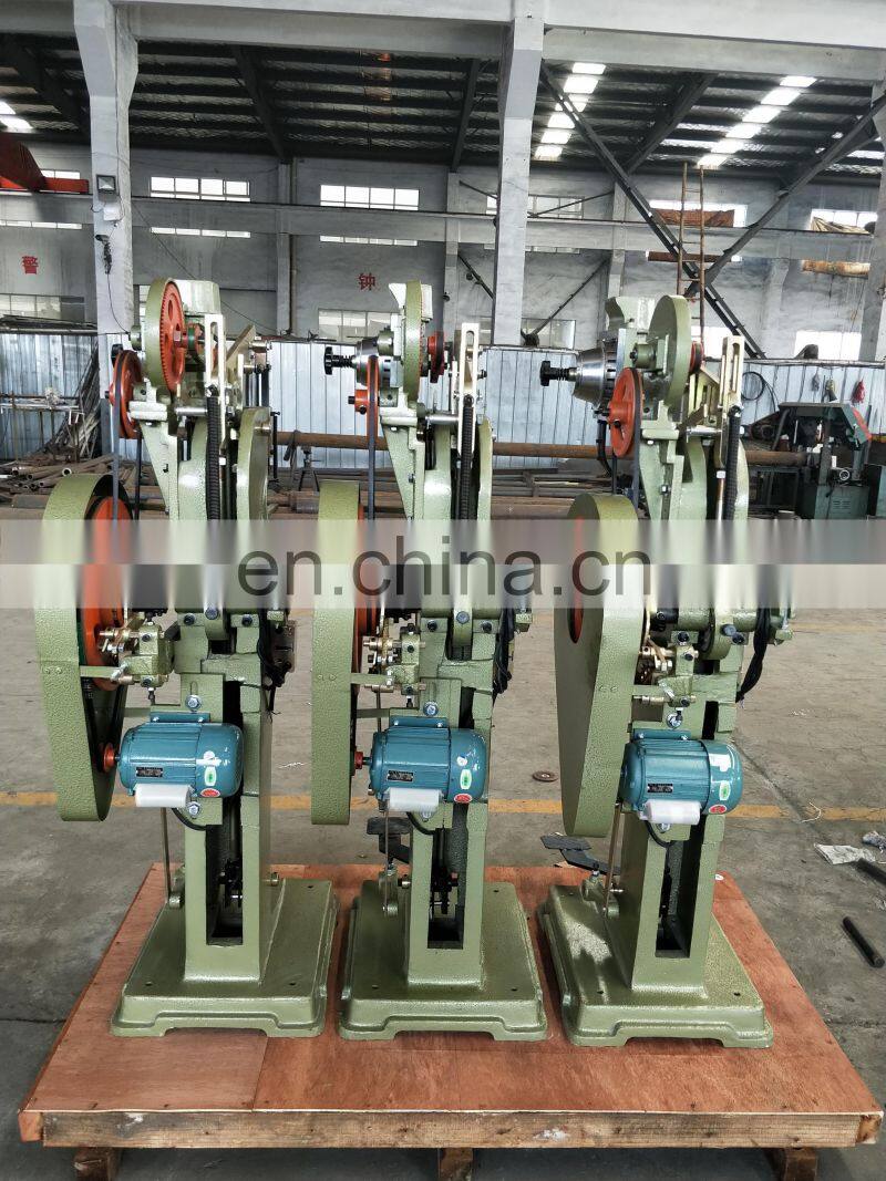 Automatic rivet feeding ice skate riveting machine