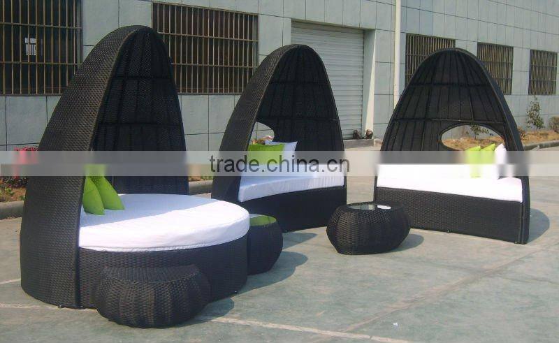 PE rattan lounge or leisure wicker sunbed