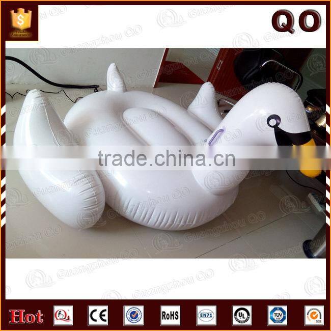 2015 newest creative game water floating inflatable swan toy for fun